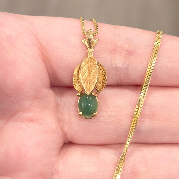 Vintage 14K Gold Jade Pendant: Artisan Leaf Design - Picture 4 of 10